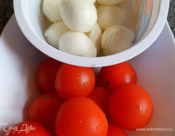 Шарики моцареллы обсушиваем бум.салфеткой.Помидорки моем и также обсушиваем.