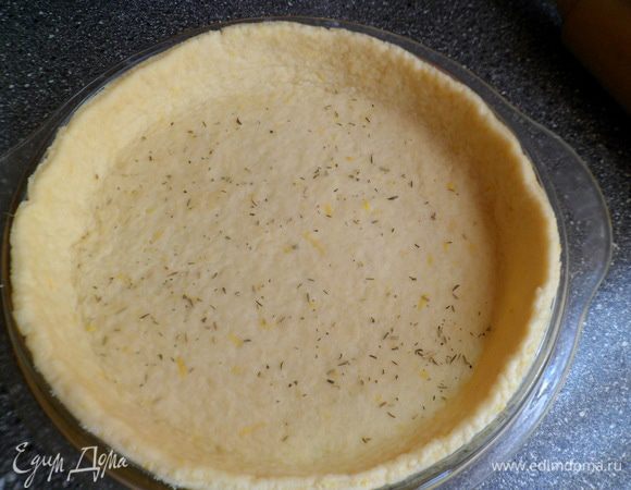 Отлежавшееся тесто раскатываем с учетом бортиков .Укладываем тесто в форму,хорошо прижимаем.сверху присыпаем прованскими травами.