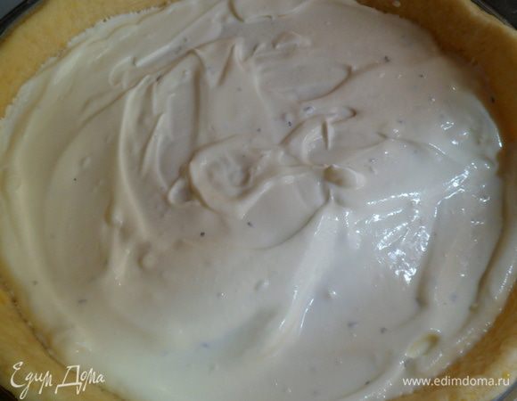 Затем делаем слой крем-фреша.При запекании помидорки треснув дадут сок,так что не нужно много крем-фреша.