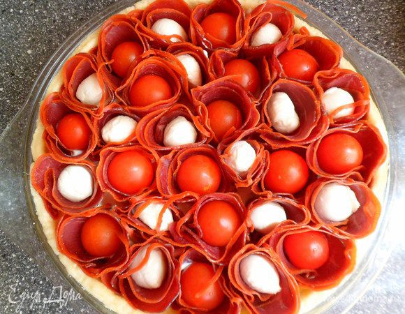 Аккуратно заполняем тарт начинкой.Запекаем в разогретой духовке до 180 гр. минут 30. Испекшийся тарт подаем с руколой. Приятного аппетита.