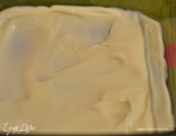 Берем стеклянную форму 20 на 20,выкладываем немного крема,разравниваем.