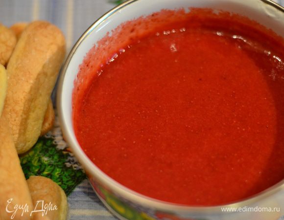 Клубничный соус готовлю как обычно,взбить клубнику,поставить на огонь,добавить сахар по вкусу,лимонный сок и провариваем до растворения сахара.