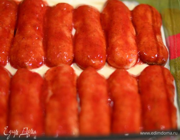 Обмакиваем каждое печенье в клубничный соус,выкладываем плотно к друг другу на крем.