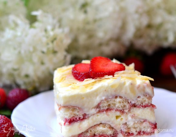 Посыпать лепестками миндаля (так как я считаю какао не очень именно в этом варианте уместно,а вот с орешками в самый раз),разрезать на порционные пирожные (резать и вынимать очень аккуратно,так как десерт нежнейший) и можно пробовать. Вкусно очень! Приятного вам!