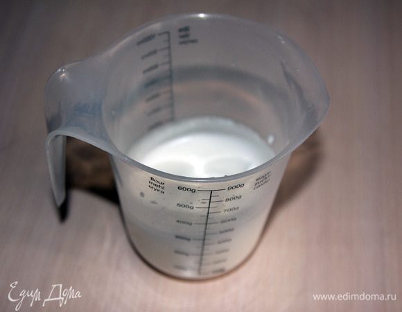 Отделать белки от желтков. Взбить белки в крутую пену.