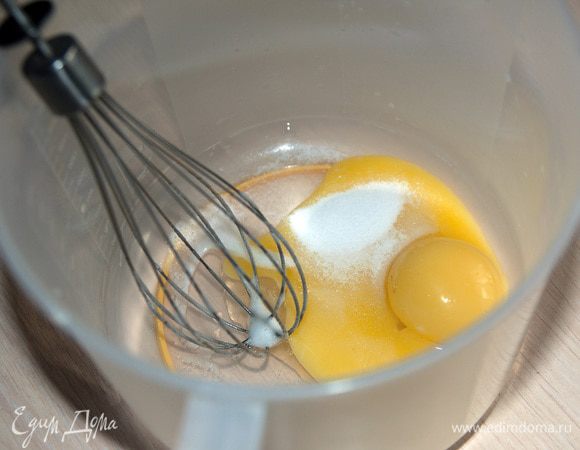 Желтки смешать с солью и ликером.