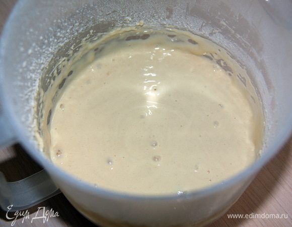 Добавить молоко и хорошо перемешать.