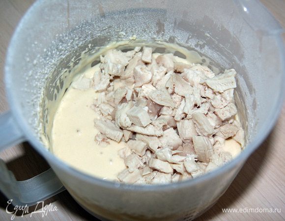 Муку смешать с разрыхлителем и и постепенно ввести в получившуюся смесь.

Грудку порезать кубиками и добавить в тесто