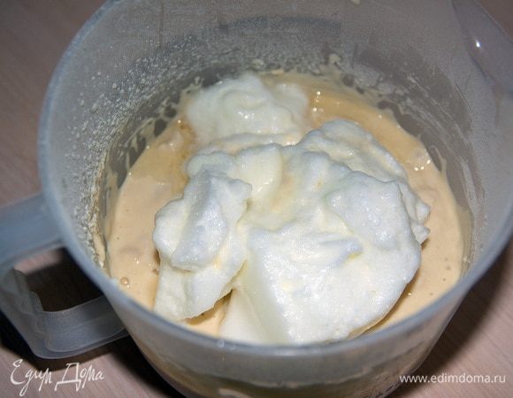 В тесто выложить взбитые белки