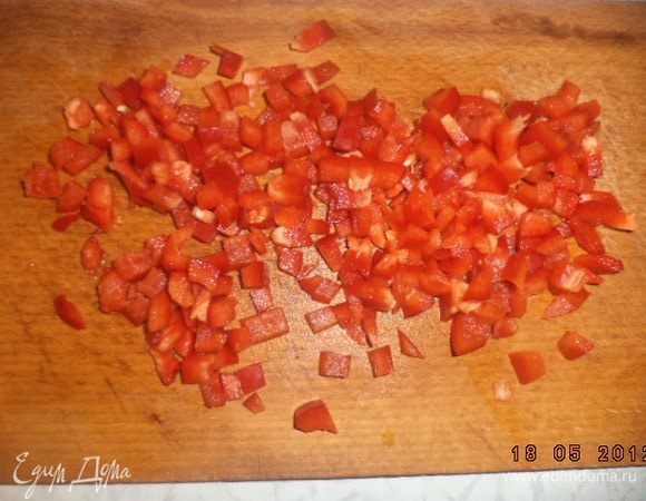 Красный перец нарезаем маленькими кубиками. Мелко рубим пучок зелени. Чеснок пропускаем через пресс.