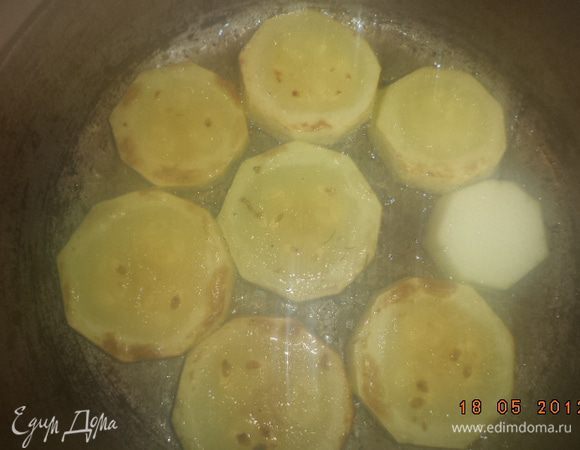 Теперь занимаемся кабачком. Его нужно почистить, нарезать кружочками. В сковороде разогреваем растительное масло. Кружочки кабачков обваливаем в муке и обжариваем с двух сторон. Выкладываем на бумажное полотенце, избавляясь от лишнего жира.