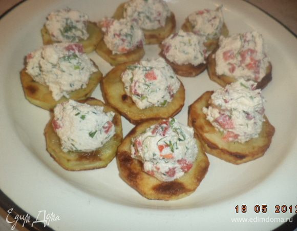 А теперь из творожной массы формируем шарики, и выкладываем их сверху на наши обжаренные кабачки.                                                                                Вкуснятина, я вам скажу, невероятная! Угощайтесь!