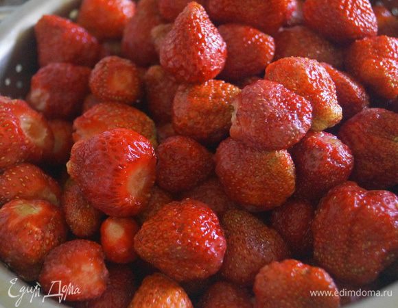 Клубнику хорошо промыть, очистить от хвостиков и положить в дуршлаг, пусть лишняя вода стечет. 