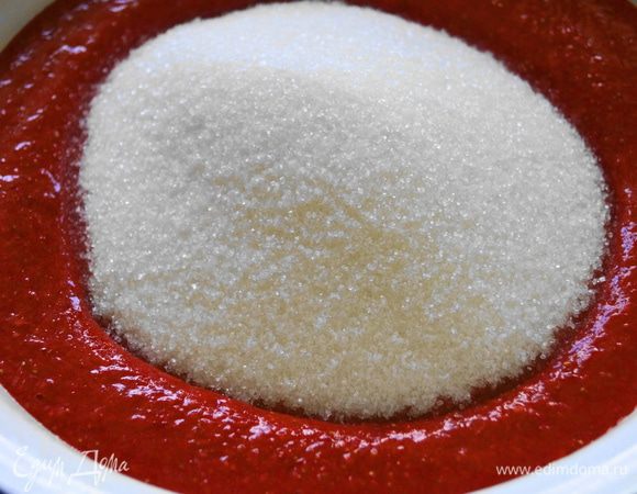 Вылить в кастрюлю или чашу, где будет вариться конфитюр и добавить весь сахар