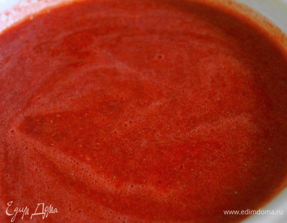 Постоянно помешивая, нагревать клубнику до кипения, но не давая ей кипеть. После чего выключить газ и оставить остывать на 30 минут.