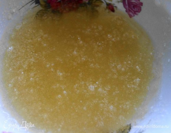 В небольшом количестве воды замочить желатин.