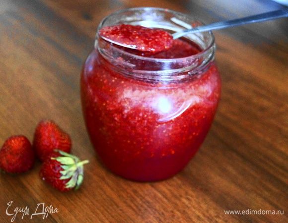 Добавить его к клубнике, хорошо перемешать и снова поставить на огонь, нагреть не давая кипеть. Добавить лимонную кислоту. Разлить в стерильные банки и закрыть крышками. Дать остыть и убрать банки в холодильник. На следующий день можно кушать, а можно оставить на зиму.