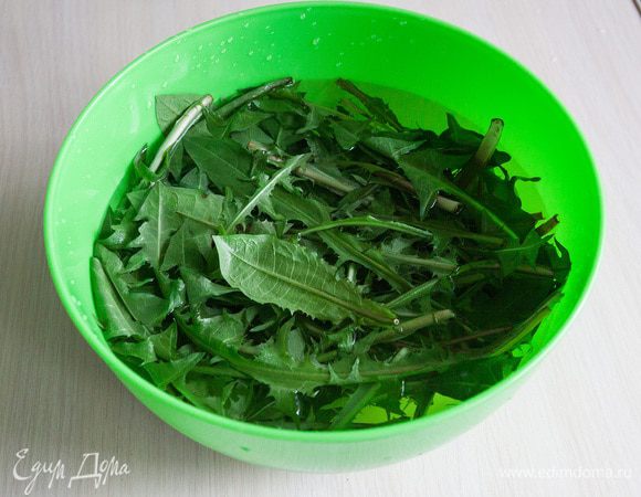 Листья одуванчиков замочить в холодной соленой воде на час полтора