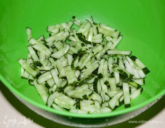 Огурцы порезать соломкой