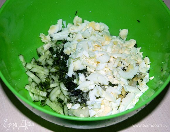 Яйца отварить и порезать соломкой. Добавить зелень (я  добавляла рукколу, петрушку и укроп).