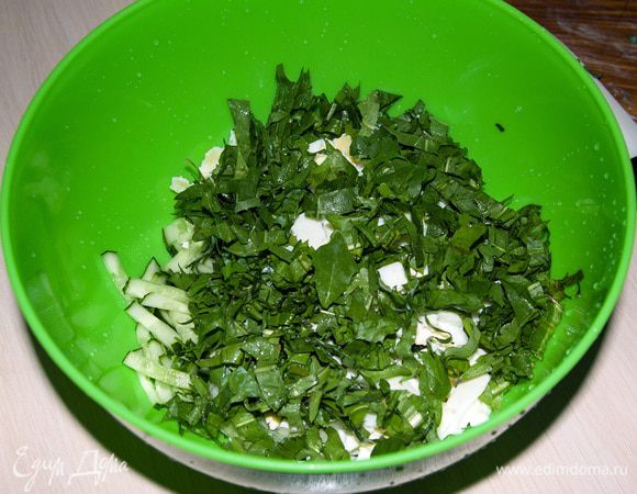 Листья одуванчиков вынуть из воды и порезать в салат.
Заправить салат сметаной и майонезем.

Приятного аппетита!