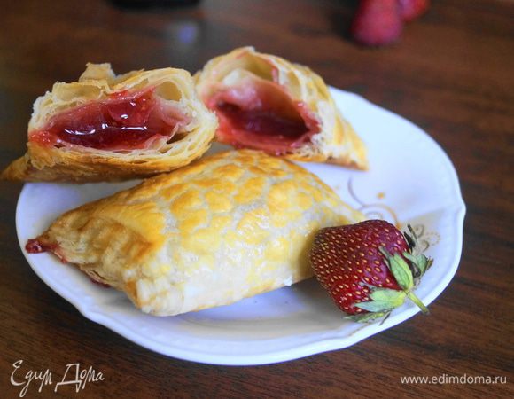 А так же можно, с таким конфитюром, выпекать пирожки из слоеного теста. Очень просто и вкусно.