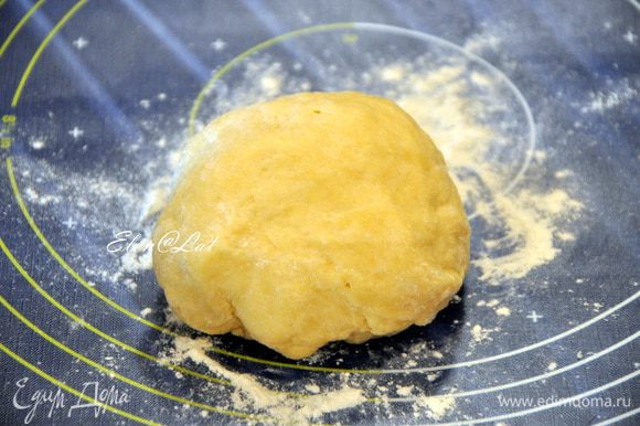 Сливочное масло натереть на крупной терке, смешать яйцо с мукой, солью, сахаром и замесить тесто. Сформировать шар и убрать в холодильник на 40-60 минут.