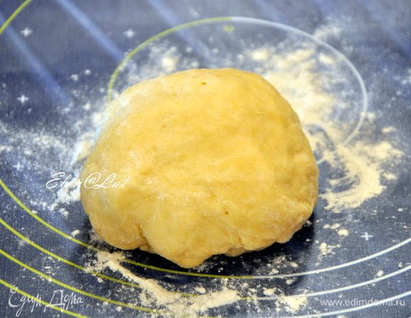 Сливочное масло натереть на крупной терке, смешать яйцо с мукой, солью, сахаром и замесить тесто. Сформировать шар и убрать в холодильник на 40-60 минут.