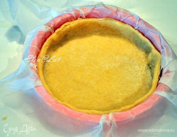 Охлажденное тесто раскатать и выложить в форму, в которой будете выпекать. Я предварительно застелила форму пергаментом. Сделать бортики и подравнять края. На тесто положить пекарскую бумагу и насыпать на нее фасоль, бобы, гречку, что у Вас есть. Для того, чтобы корзинка не потеряла форму.  