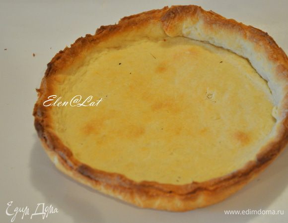 Выпекать в предварительно разогретой до 180 С духовке, 20 минут, затем убрать пергамент и выпекать еще минут 10. Готовую корзинку остудить.