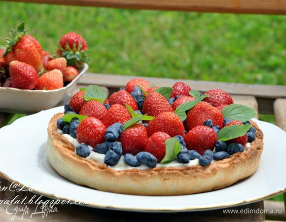 Начинка: Для нее взбить сливки с добавлением сахарной пудры, добавить маскарпоне. Крем выложить на остывшую корзинку и украсить ягодами и листиками мяты. Охладить в холодильнике. И можно звать всех на чаепитие. И желательно на летней веранде, беседке. Ах, какое это блаженство!!!! 
Приятного аппетита!!!!!!!!!!!!!!!!!!!!!!