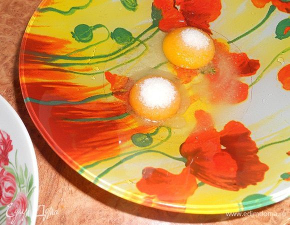 В миску вбить яйца, добавить ванильный сахар и соль, взбить венчиком.