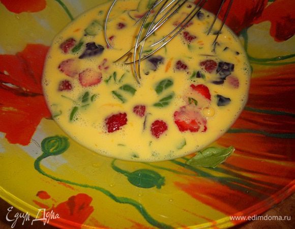 Влить сливки перемешать, нарезать тонкими пластиночками клубнику и добавить к яично - сливочной смеси, нарвать туда же листья шпината и базилика, перемешать.