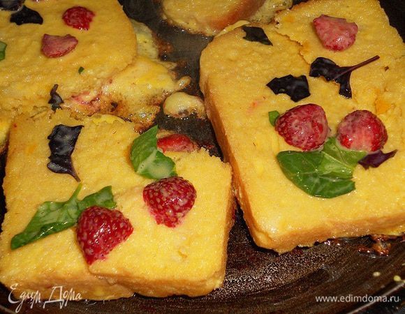 Обмакнуть хлеб  с двух сторон в нашей смеси, укладывая поверх клубнику, обжарить на среднем огне до золотистой корочки.