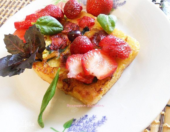 Подавать с клубникой и базиликом, можно и шпинатом!!! Кстати из всего этого можно приготовить и вкусный омлет))))! Приятного аппетита!