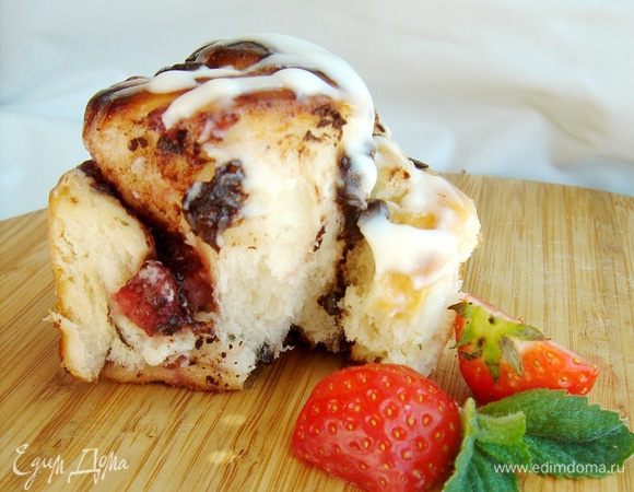 Смешать сметану с сахарной пудрой и покрыть ей горячие булочки. Приятного аппетита!