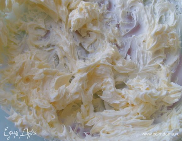 Взбить сливочное масло с сахарной пудрой до кремообразного состояния. Добавить яйцо и снова хорошо перемешать. 