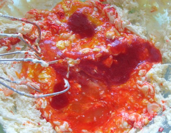 Свежую клубнику измельчить блендером, клубничный сок пропустить через мелкое сито. Готовый клубничный сок и краситель добавить в тесто. Все хорошенько перемешать.