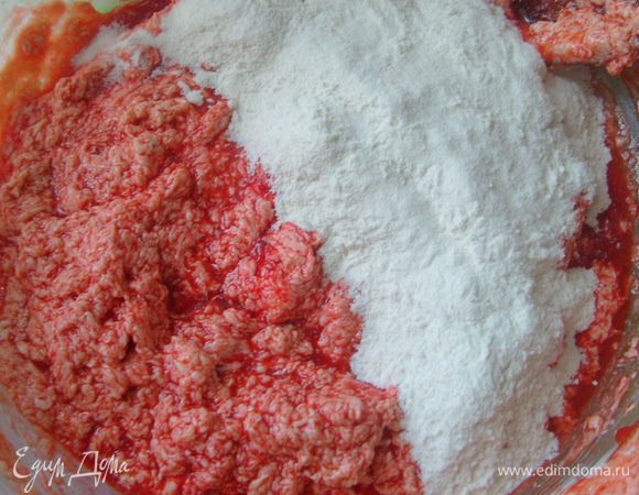 Добавить соль, просеянные рисовую и пшеничную муку. Замесить однородное тесто (долго не вымешивать).