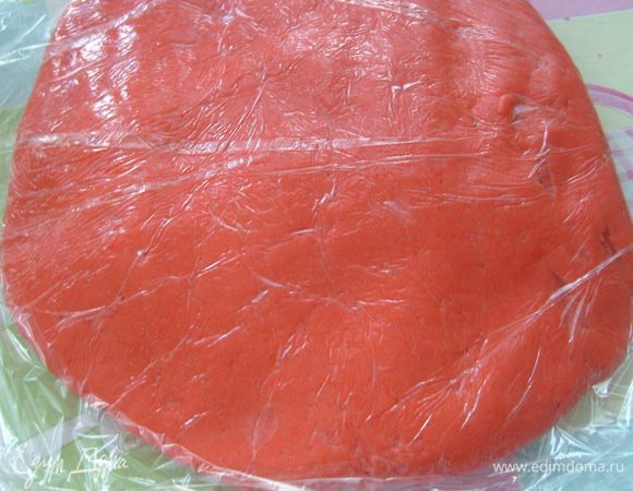 Сформировать из теста диск, завернуть его в пищевую пленку и поставить на 2-3 часа в холодильник.