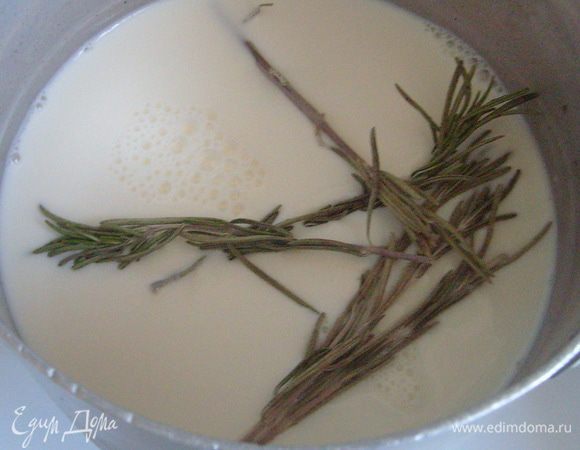 В это время можно приступать к приготовлению крема. Для этого добавить в 400 мл. молока розмарин и поставить на маленький огонь, довести до кипения. Достать розмарин.