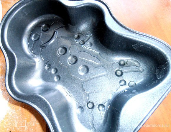 Нам понадобится небольшая форма, которую смажем растительным маслом.