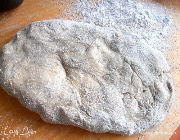 Тесту придаём сначала форму овала...