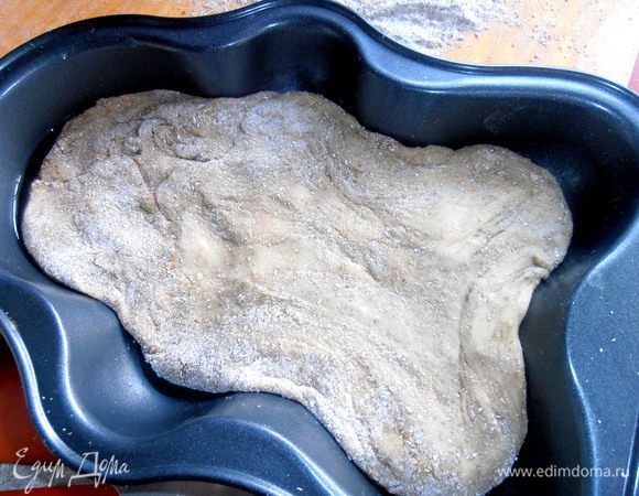 Переносим в форму и распределяем равномерно. Выпекаем 20 минут при 190*.