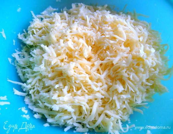 Сыр натереть на тёрке...