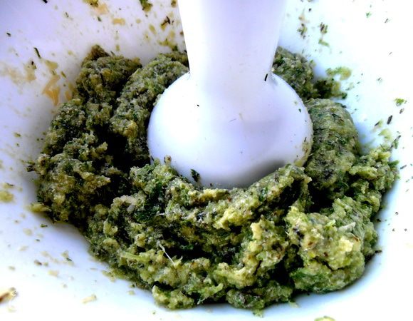 Начинаем взбивать блендером... Не забудем про мягкое сливочное масло!  