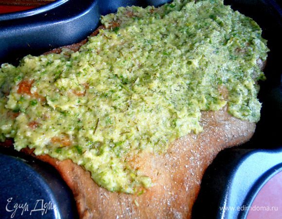 Наносим нашу ароматную зелёную массу сверху на корочку...