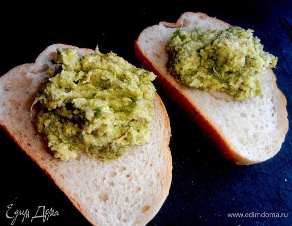 Остальное распределяем на ломтики белого хлеба.