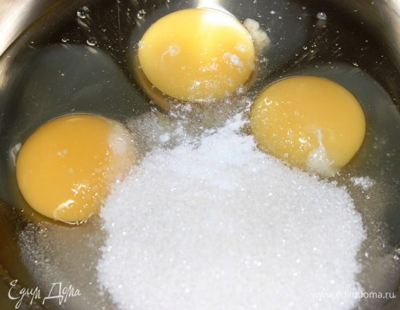 В миске взбить яйца, сахар, соль, ванилин