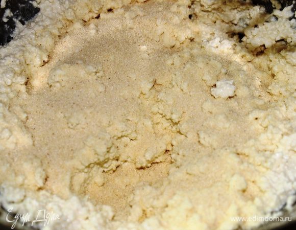 Добавить творог (размять вилкой) и манную крупу